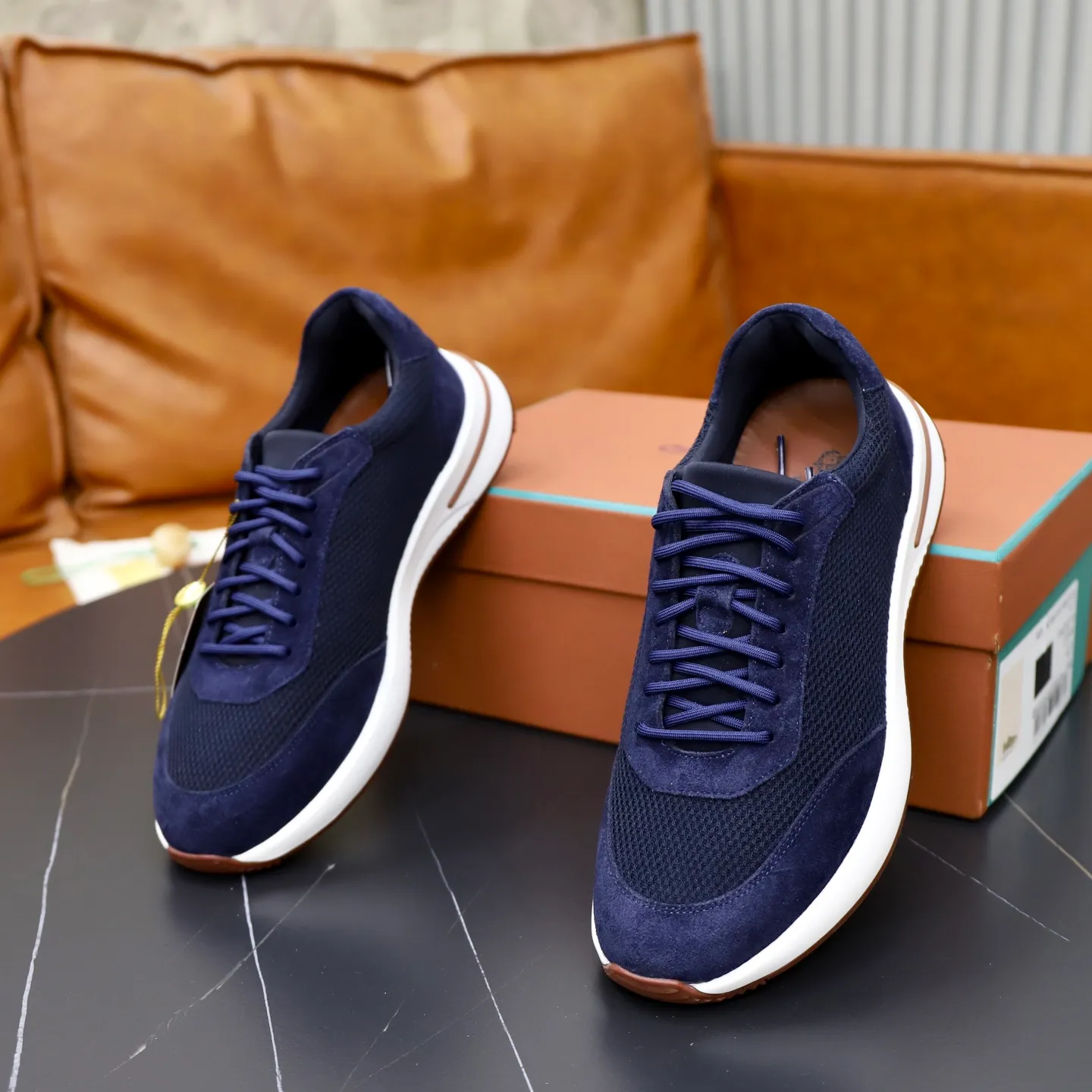 Ex-factory price: 560💰Loro Piana Tennis Walk men’s moral training sneakers! These new textured leather tennis shoes feature an ultra-low-top design for year-round wear and are water-resistant. The wrapped sole creates an effortlessly attractive color combination that harmoniously blends functionality with understated style. The ideal footwear option for urban dressing. The heel is decorated with a soft calfskin tongue with Kummel color inserts and an embossed LP logo. Cotton shoelaces. Material: Upper: Gray woven stitching with cowhide accents! Sole: Rubber lining: Cow leather original rubber sole, excellent foot comfort, complete package! Size: 38-39-40-41-42-43-44 leather shoe size (4546 can be customized)
